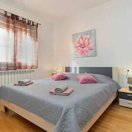 Apartment Crnjina 1100 *