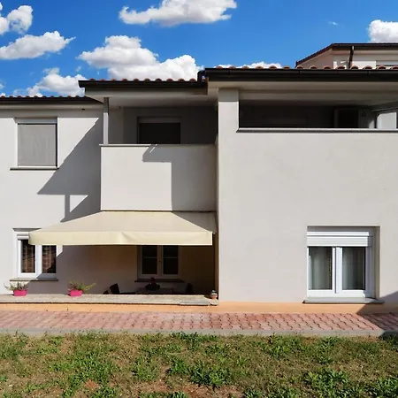 Apartment Crnjina 1100 شقة