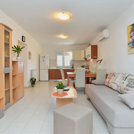 شقة Apartment Crnjina 1100 *