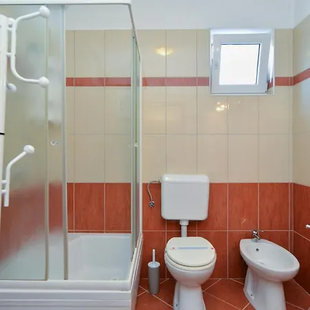 Apartment Crnjina 1100 شقة