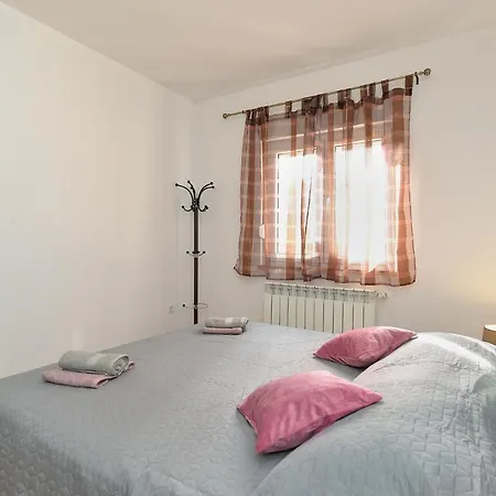 Apartment Crnjina 1100 شقة