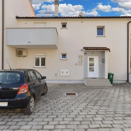 Apartment Crnjina 1100 شقة